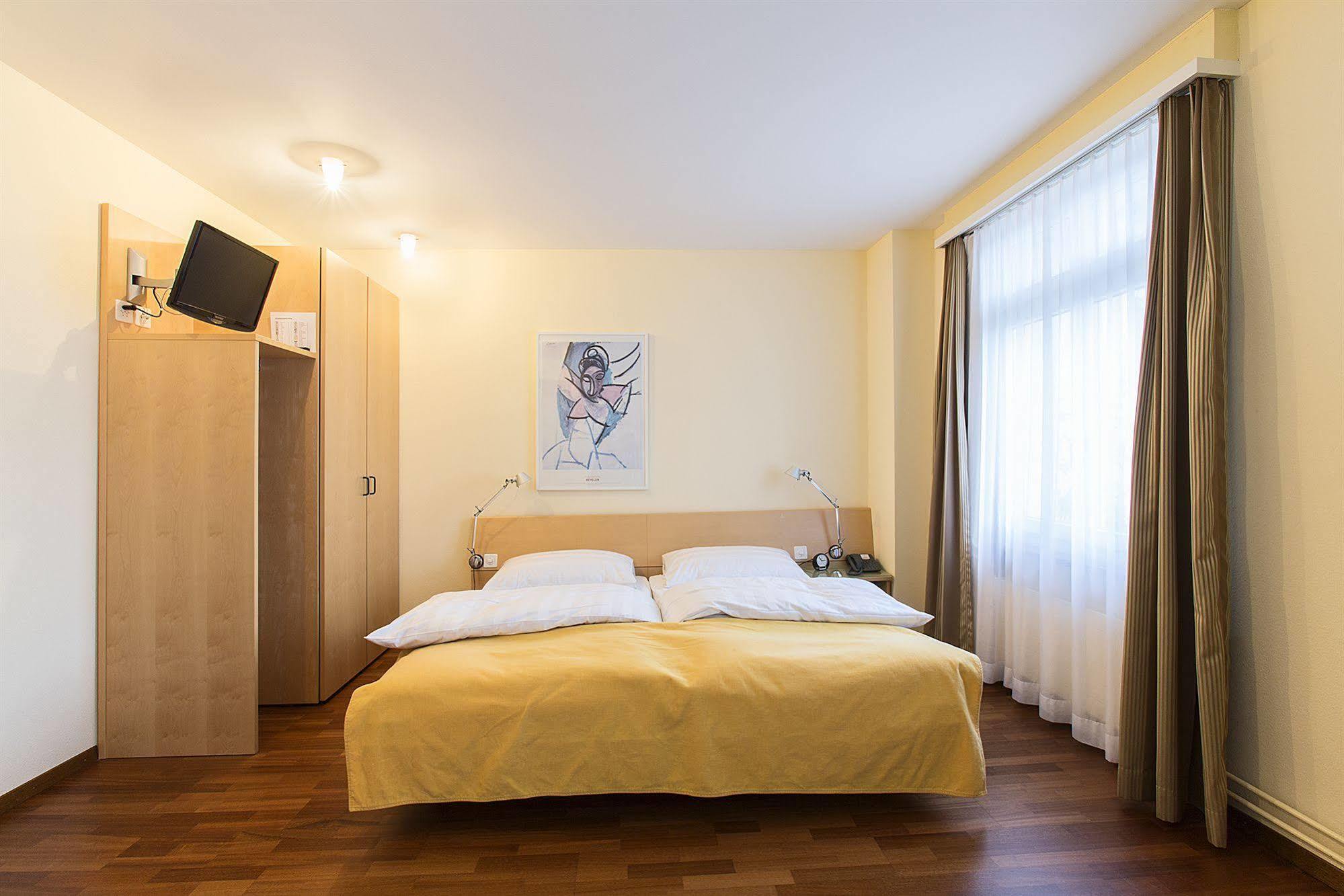 Royal Hotel - Urban Living Bázel Kültér fotó
